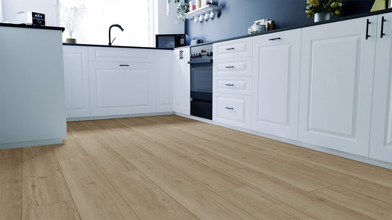 SKAVA Klebevinyl Unique in heller Holzoptik und als Boden in einer weißen Küche in  modernem Landhausstil